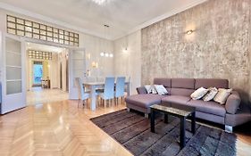 Exclusive Colourful Flat In The City